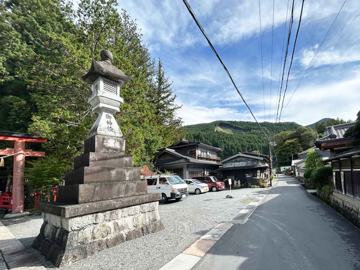 民家と並ぶ正面の一の鳥居