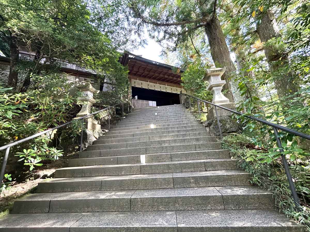 階段は右側通行