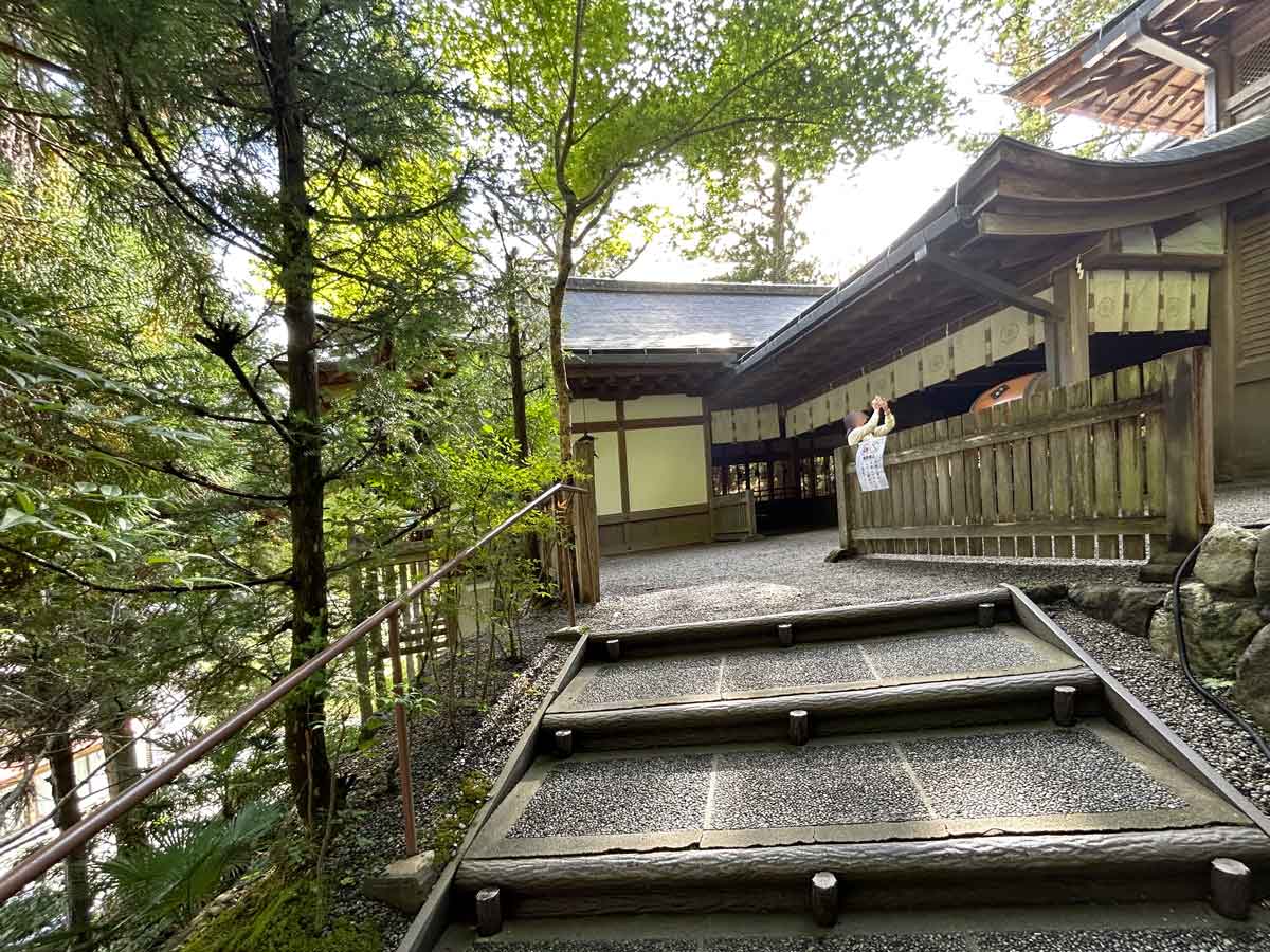 拝殿の横に階段