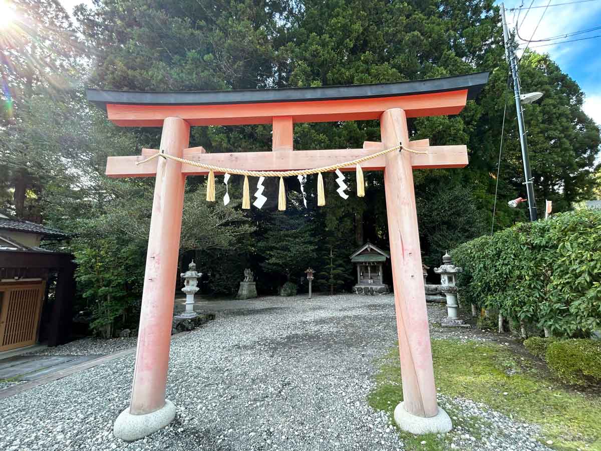 堂の前に広がる空間