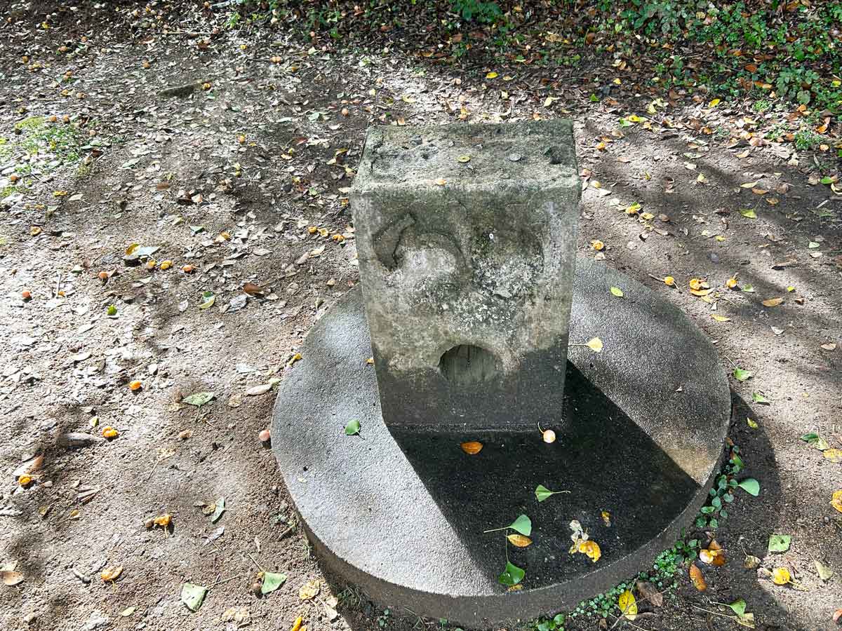 これは文字でしょうか? 下部には不思議な穴も…