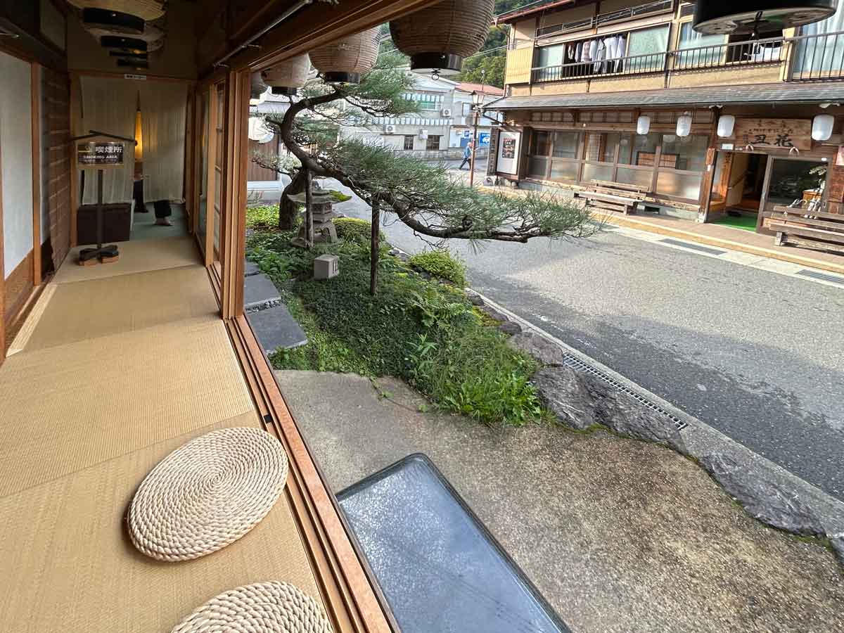 通りに面した縁側