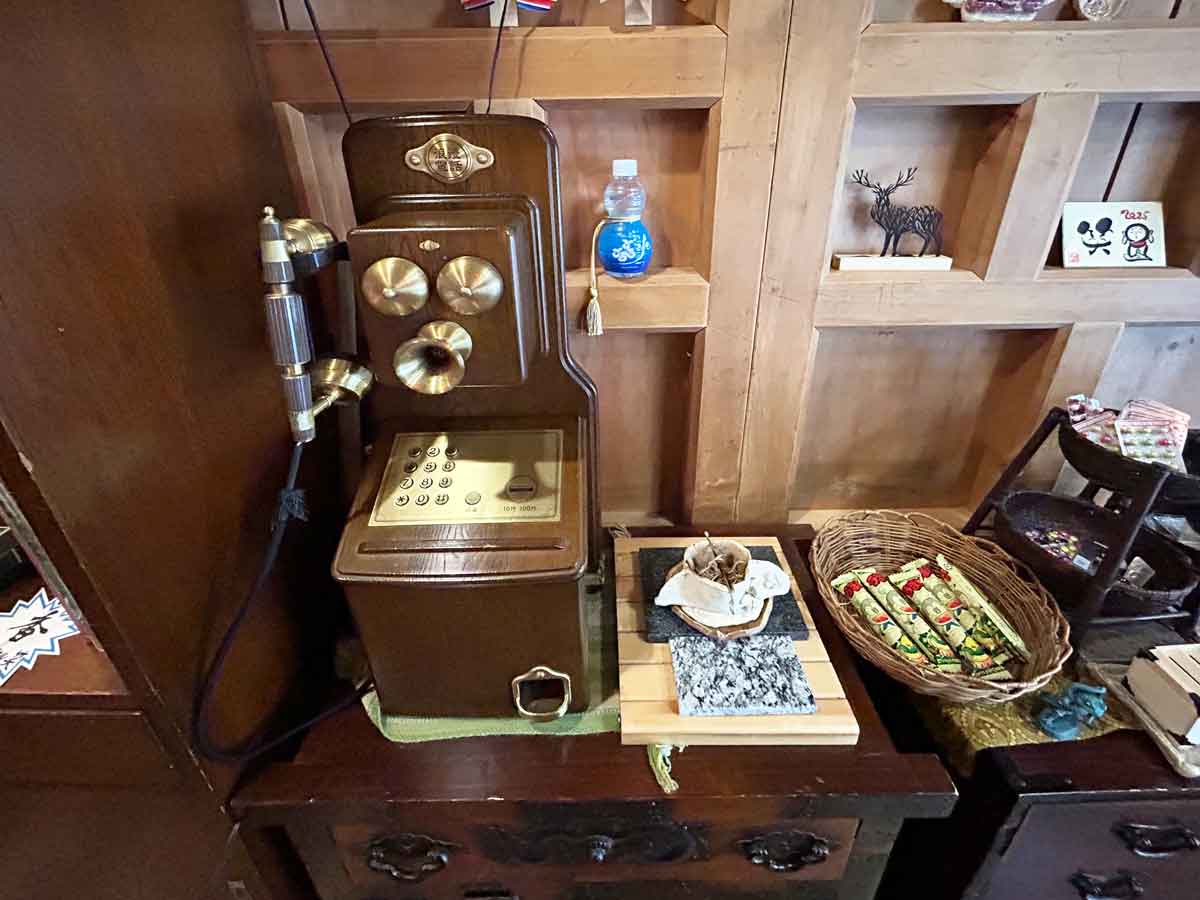 こんなレトロの電話機も