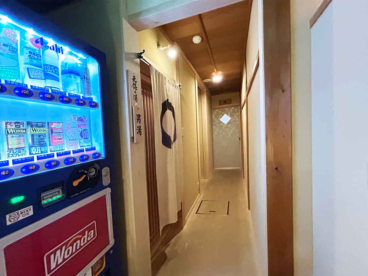 パートナーは正面の宴会場の扉を開けたらしい