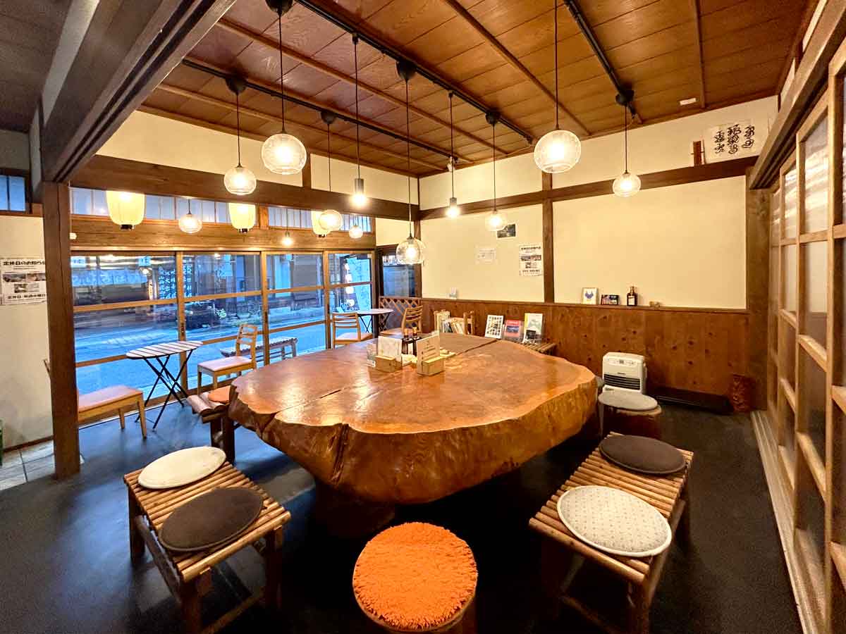 重厚な机が部屋の真ん中に