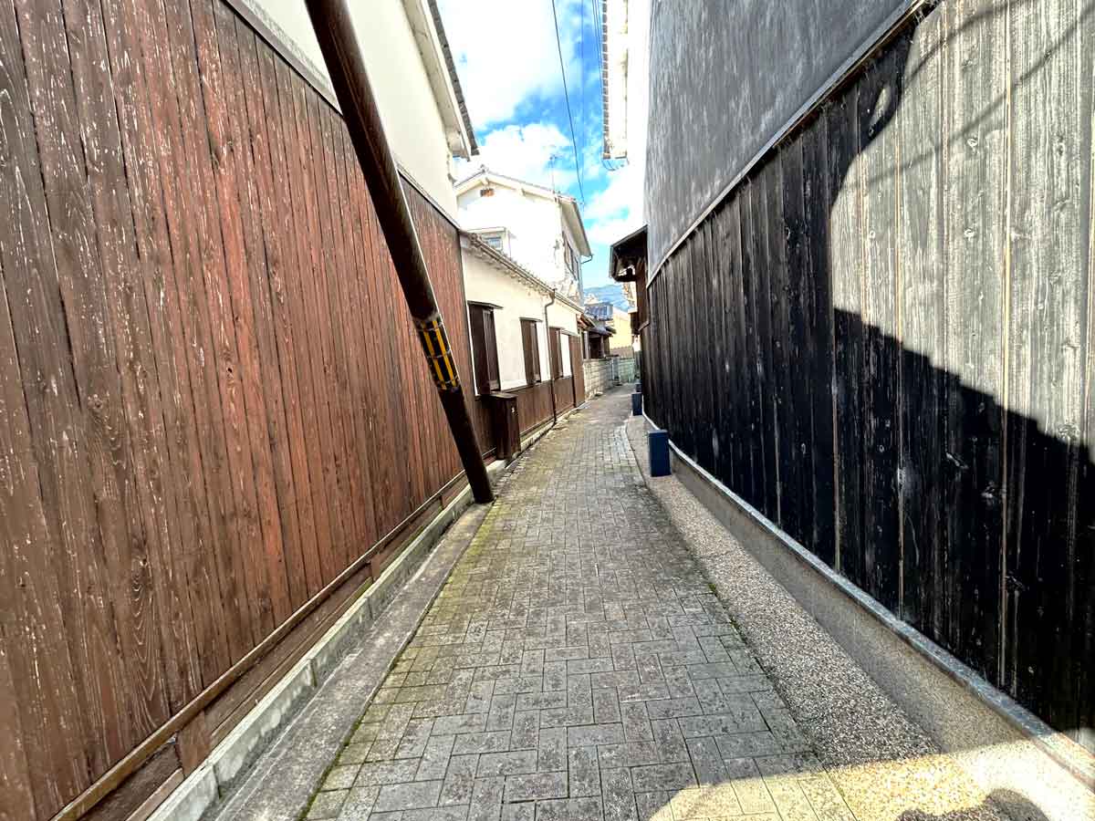 思わず足を止めた、横の路地。時間の層が、奥に続いているようでした