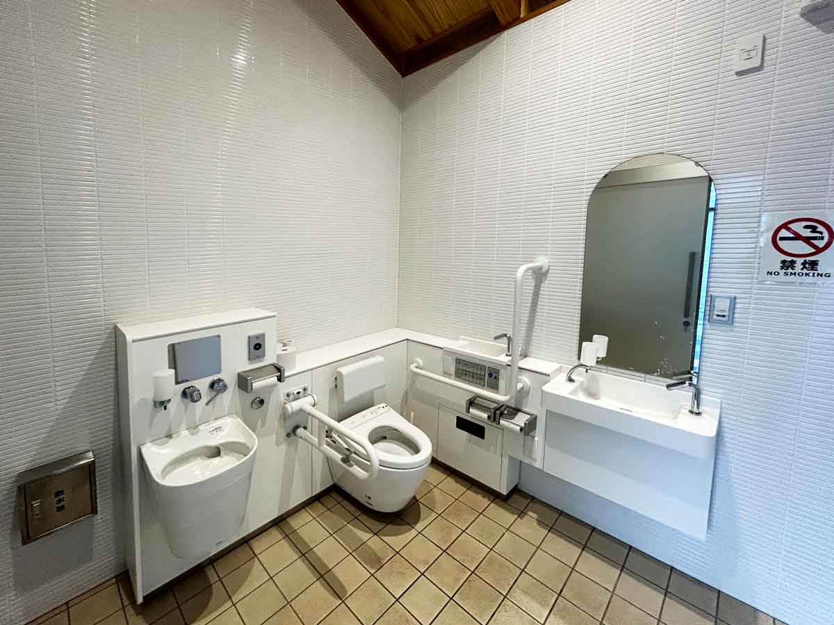 >手洗いは3つ。うち1つはオストメイト対応？