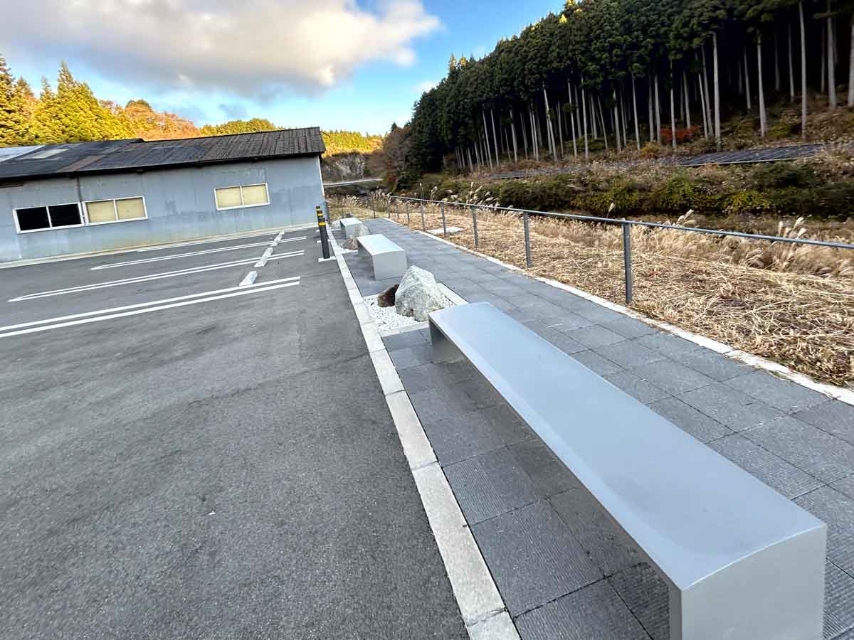 ベンチと石のアート