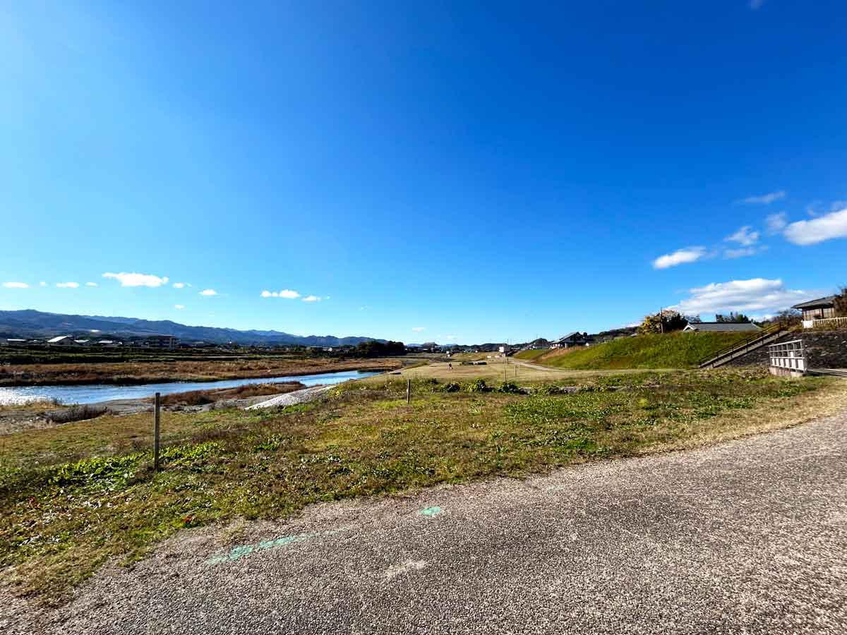 吉野川のほとり