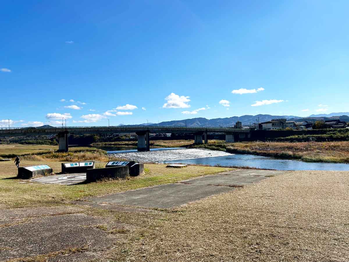水が銀色に光る吉野川