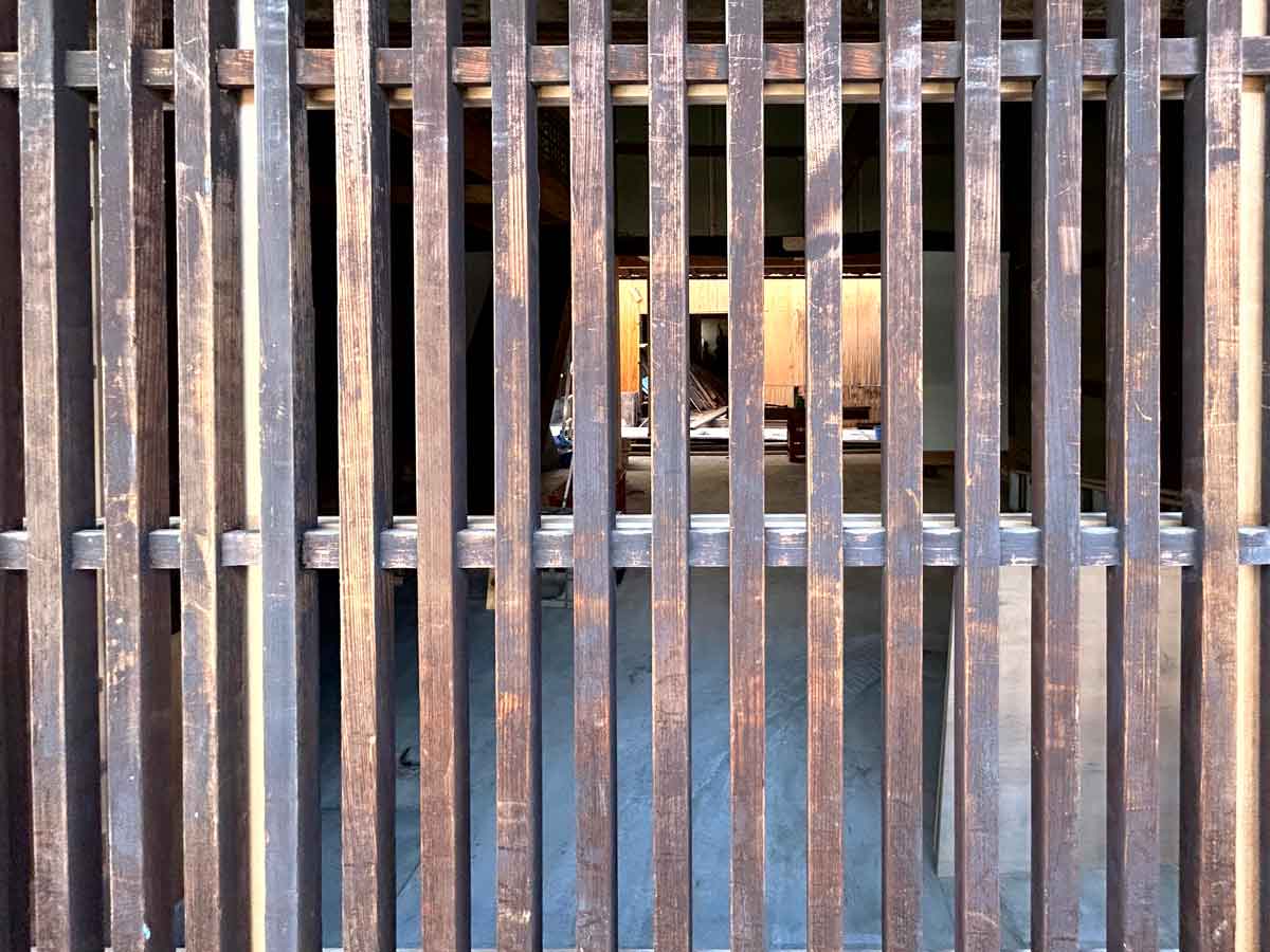 格子の隙間から家の内部が…