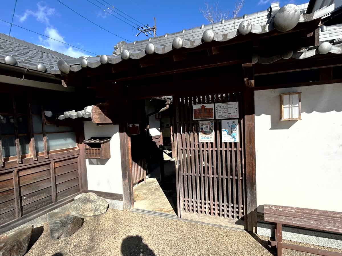 駐車場から伝承館への入り口