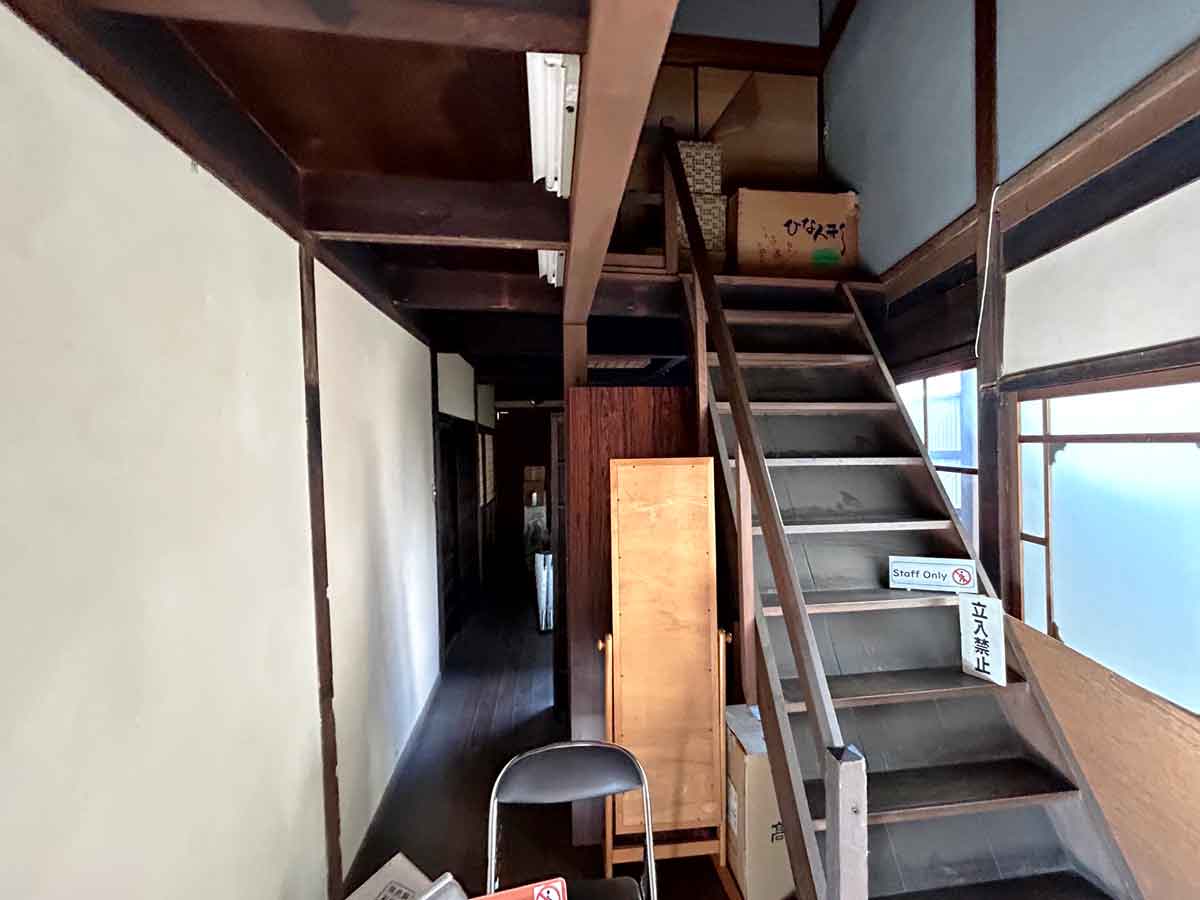 誰も上がらない階段が、一番光っていた