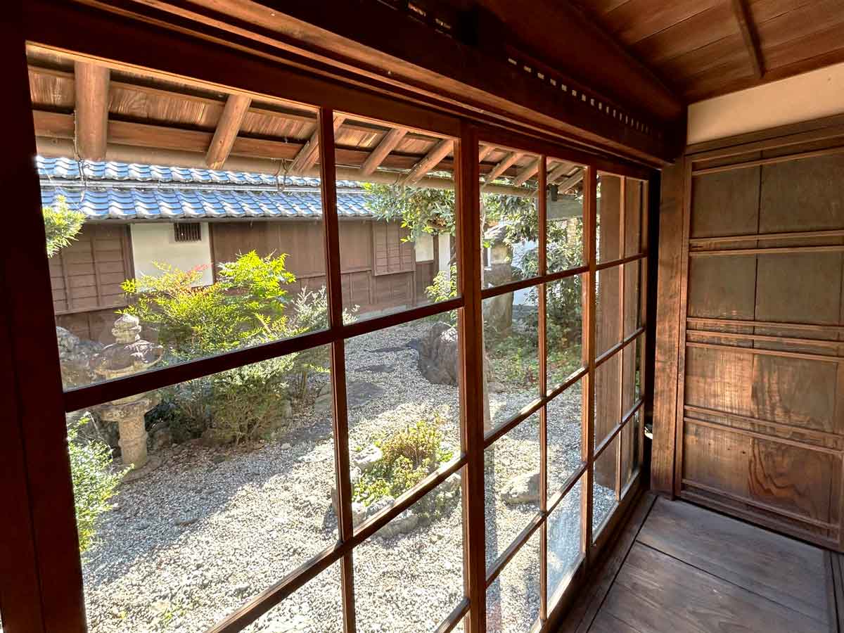 陽だまりに庭が映える縁側