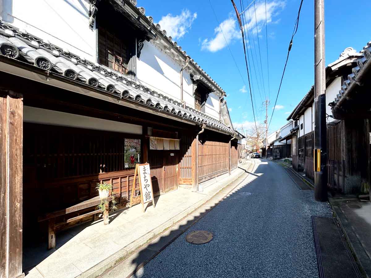 まちや館の前の通り