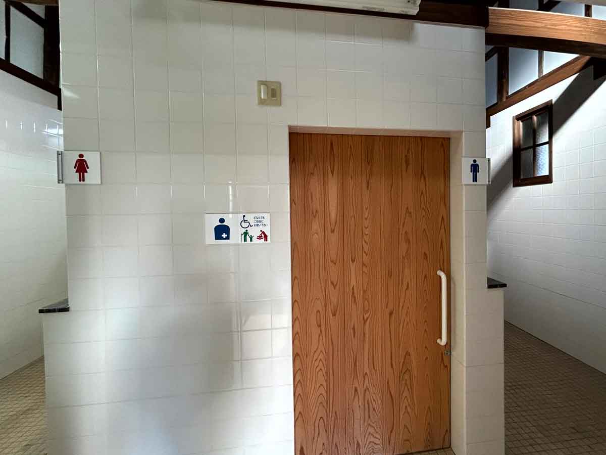 真ん中に多機能トイレがあり、両側に男女それぞれのトイレ