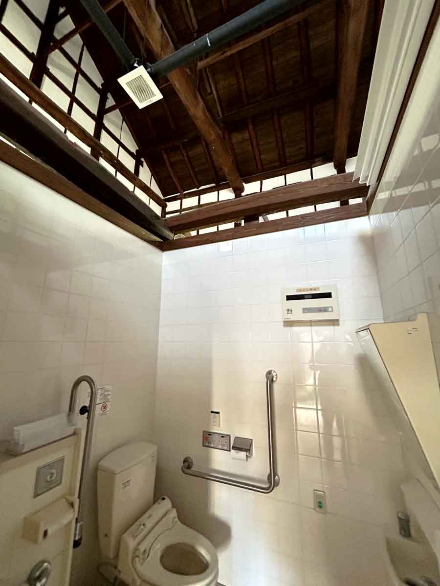 多機能トイレ内部の梁と天井裏・オストメイト対応の施設