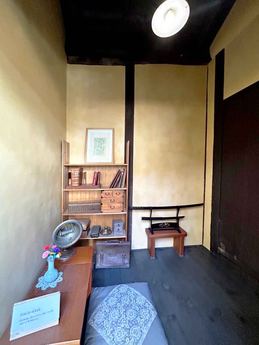 2畳ほどの勉強部屋