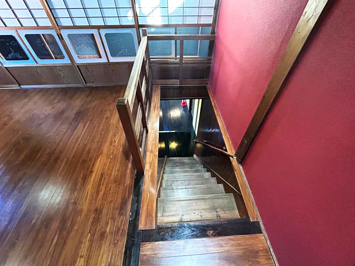 階段を上がると…