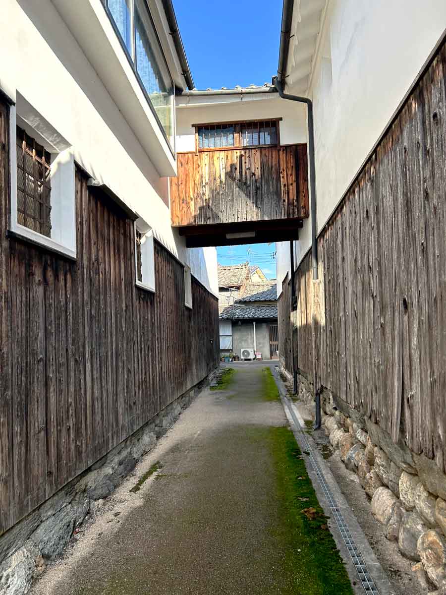 2階建て通路の下を歩いて反対側へと歩いていくと…