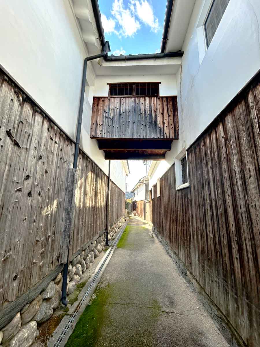 2階建て通路の下を歩いて反対側へと歩いていくと…