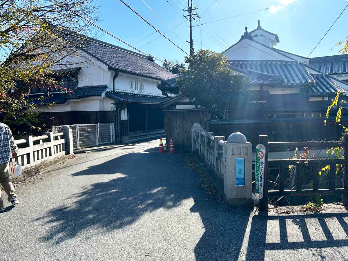 鉄屋橋を渡ります