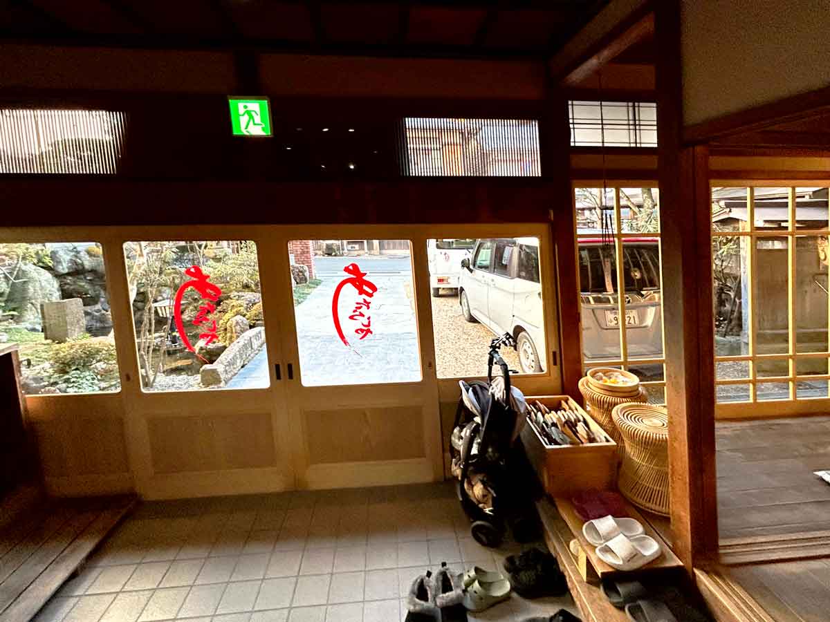 ガラス扉と、玄関のたたき