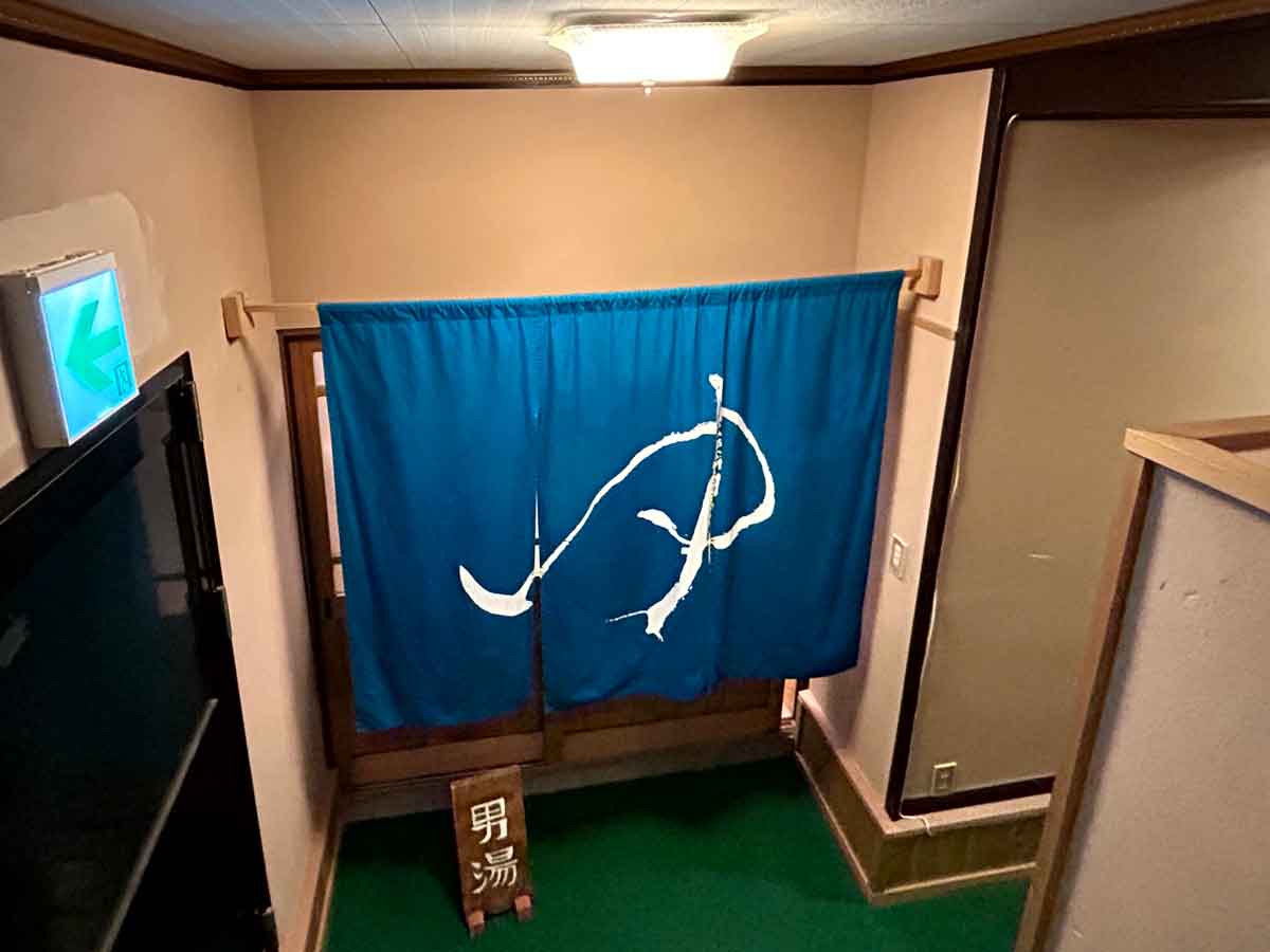 男性用 急な階段はゆっくりと下りましょう