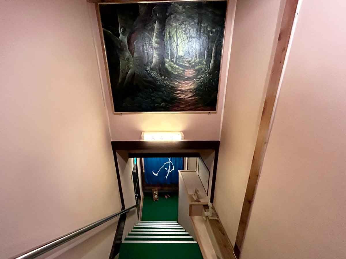 男性用 急な階段はゆっくりと下りましょう