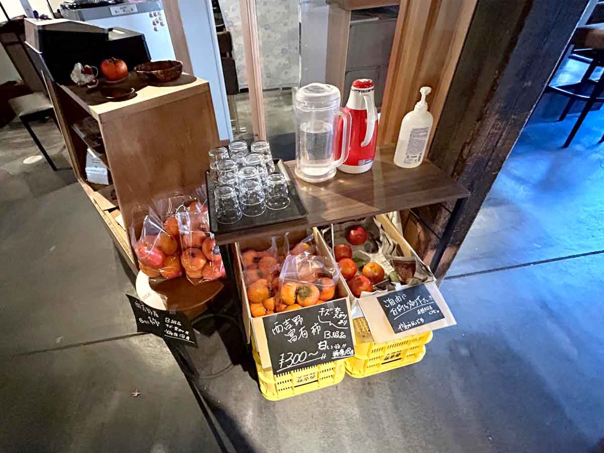 店内で柿も販売