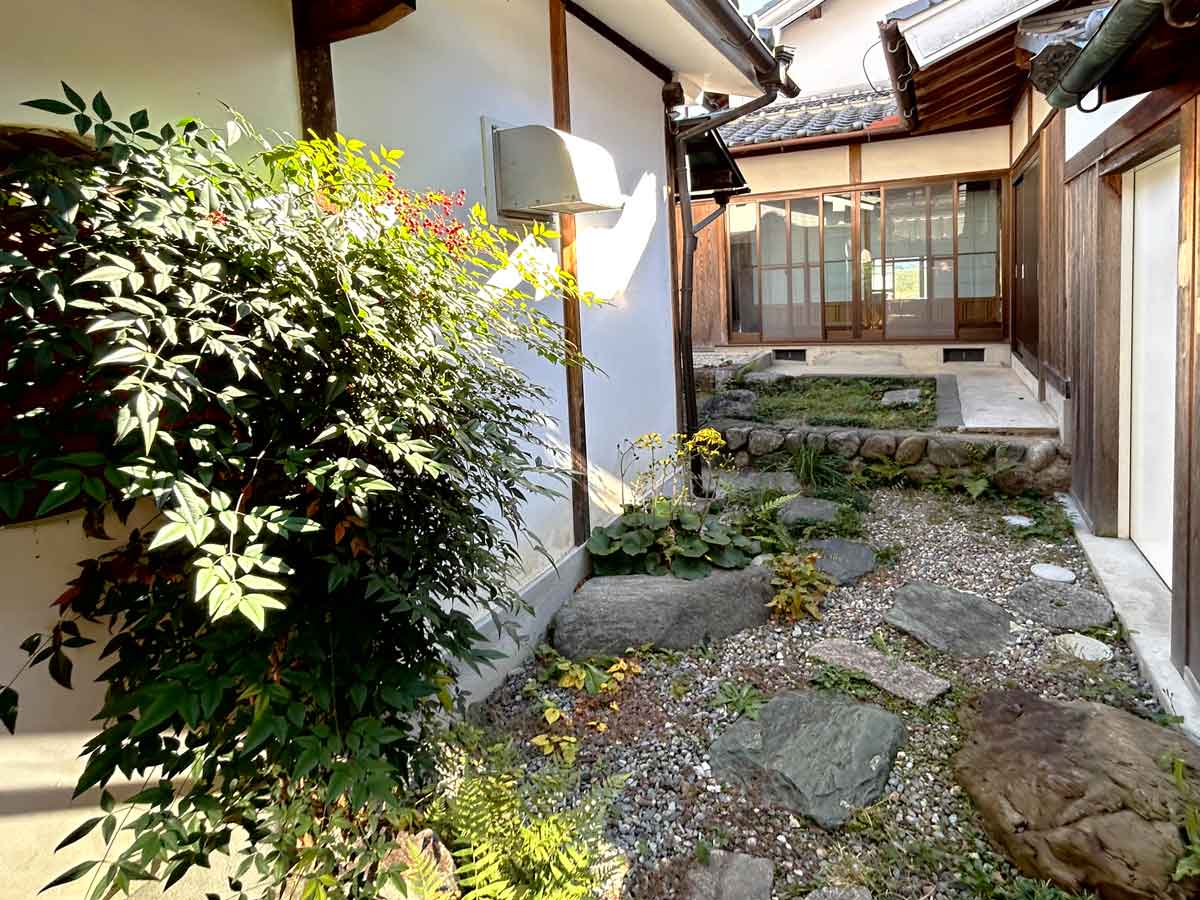 ひと目で心を奪われる、静寂の中庭と離れ座敷