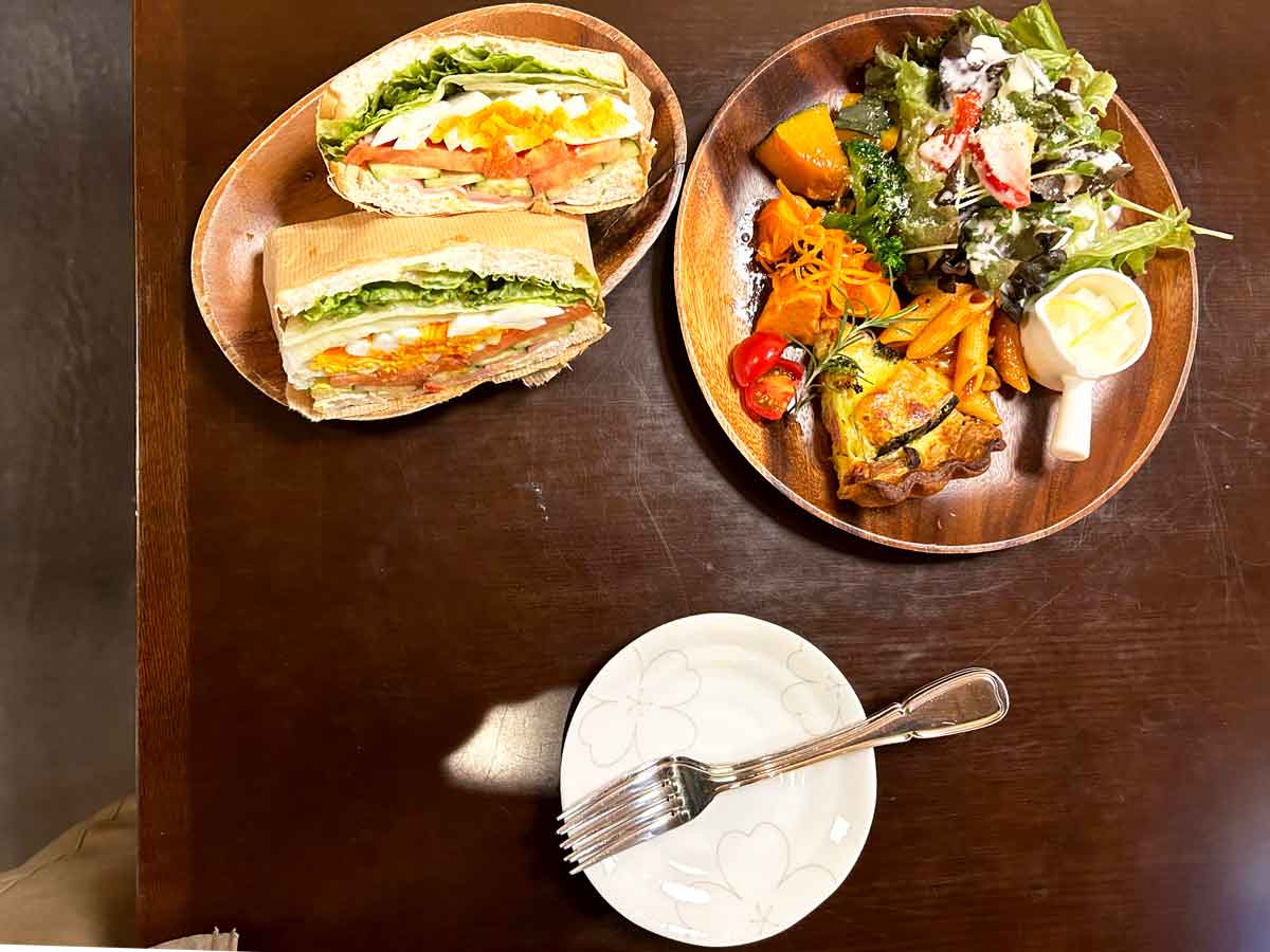 サンドイッチとキッシュプレート