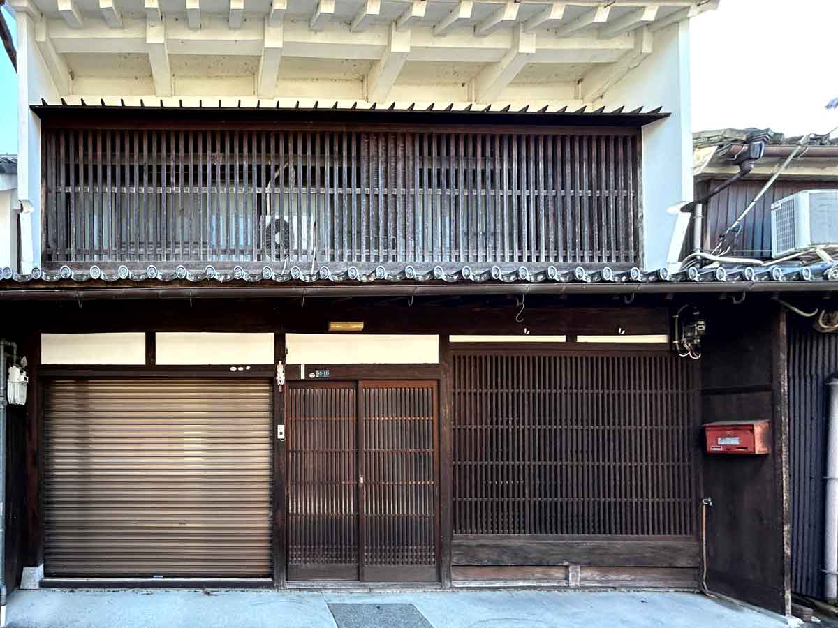 切妻造りの平入り／大壁造り