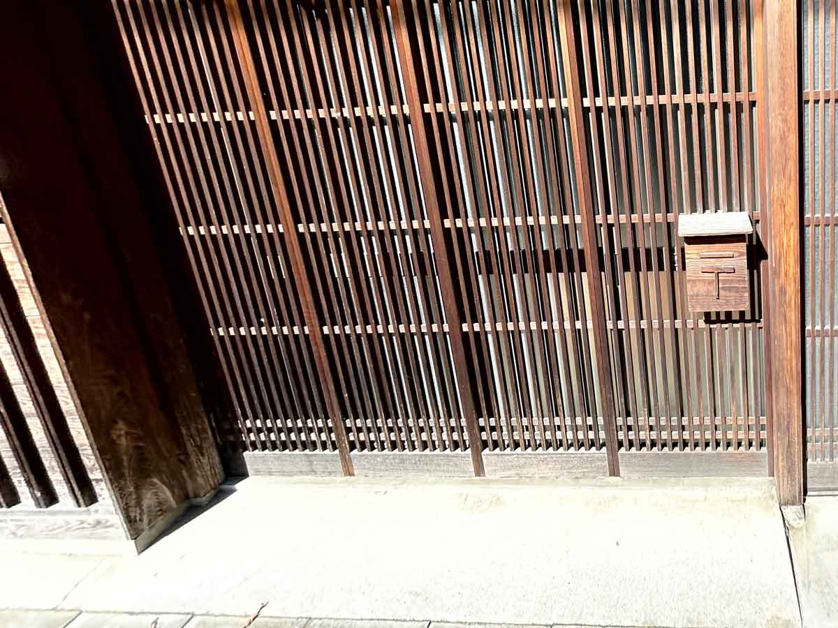 最初に目に留まったー木の郵便受け・観光雑誌には載っていない風景かも