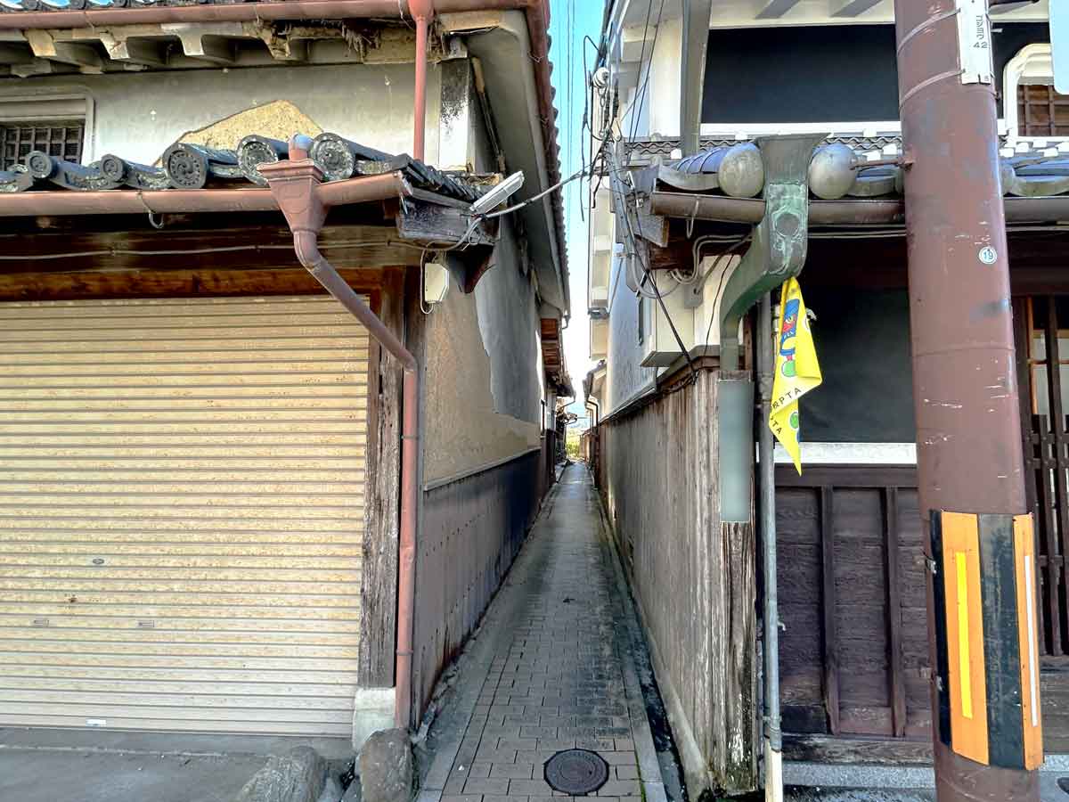 新町周辺の路地・吉野川に出ます