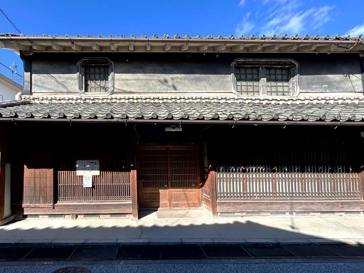 切妻造りの平入り／大壁造り