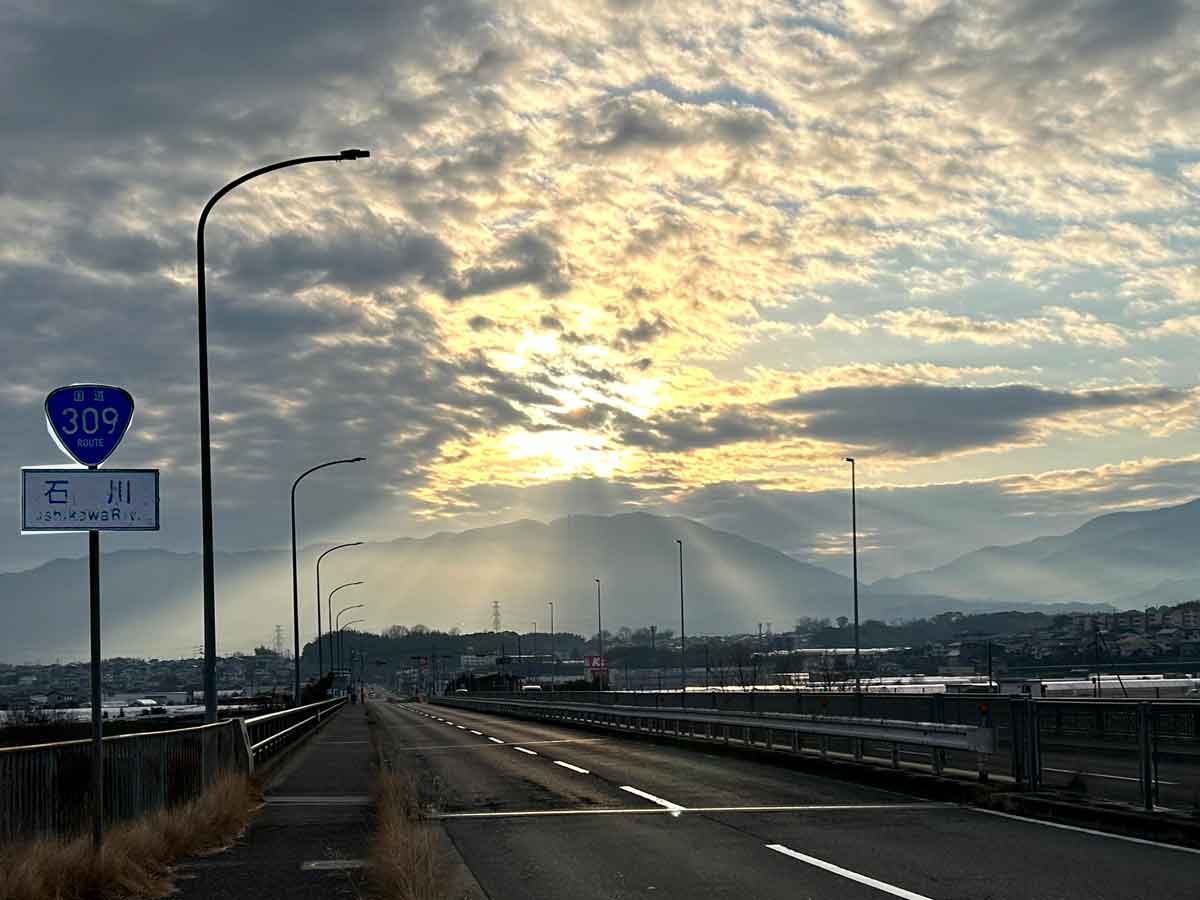 早朝のドライブ、奈良が近くなっていくのを感じる瞬間