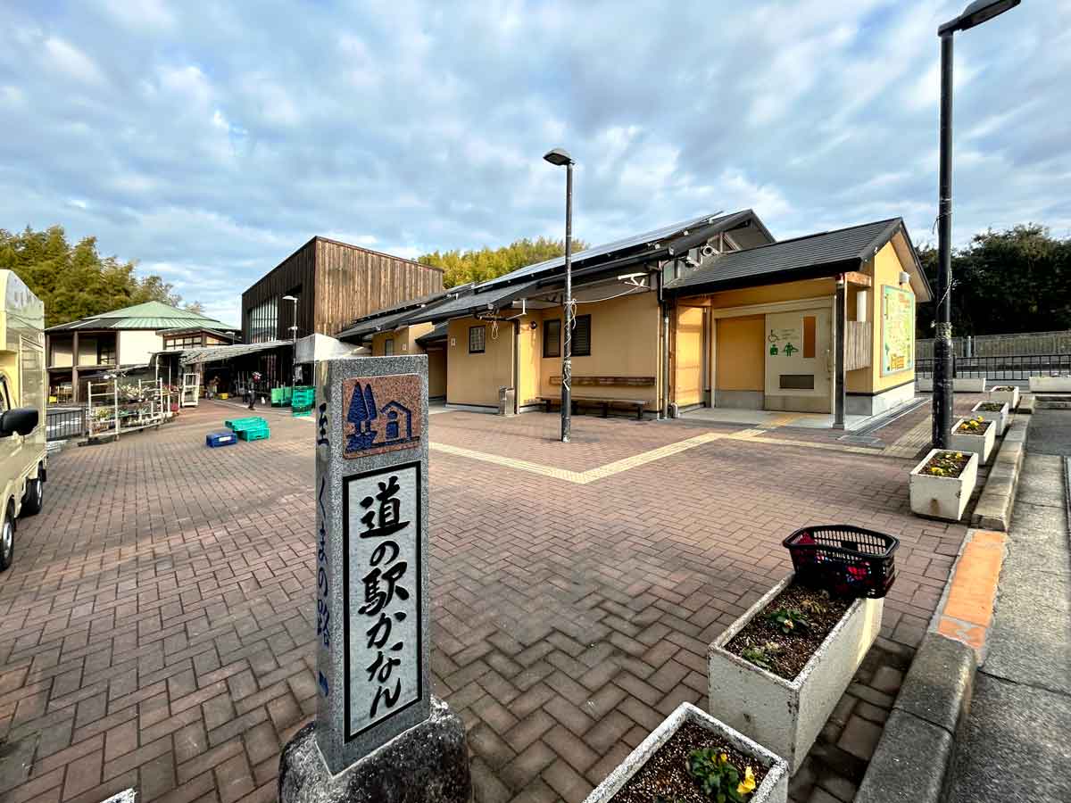 手前のベージュの建物がトイレ、こげ茶の建物が入口、奥のドーム型の建物が出口