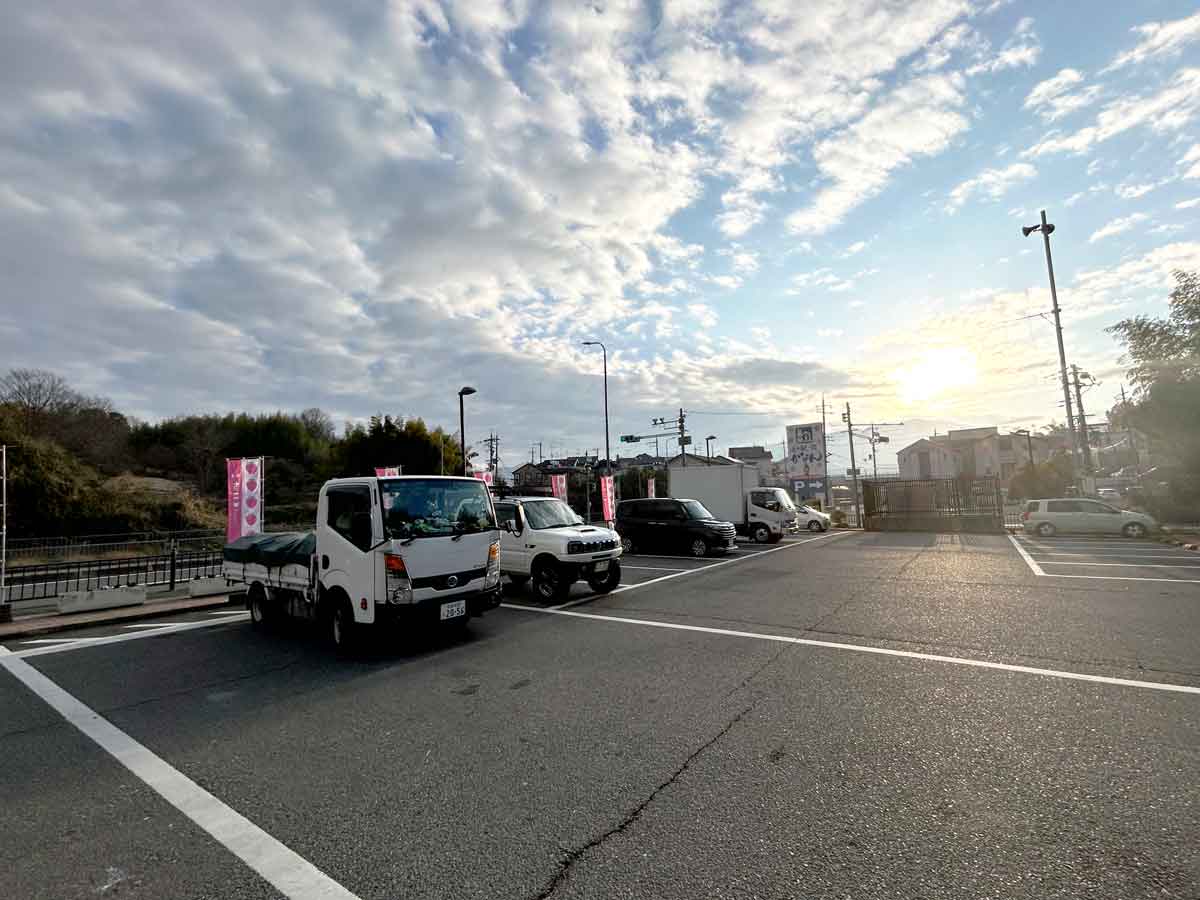 早朝の8時前・広い駐車場