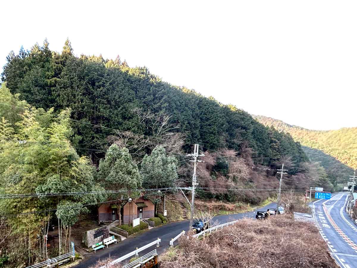 国道309号線からの脇道、公衆トイレと無料駐車場があります