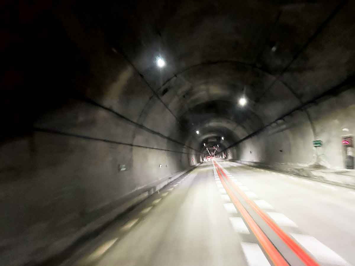 トンネル内・車で走行すると、快適に通過