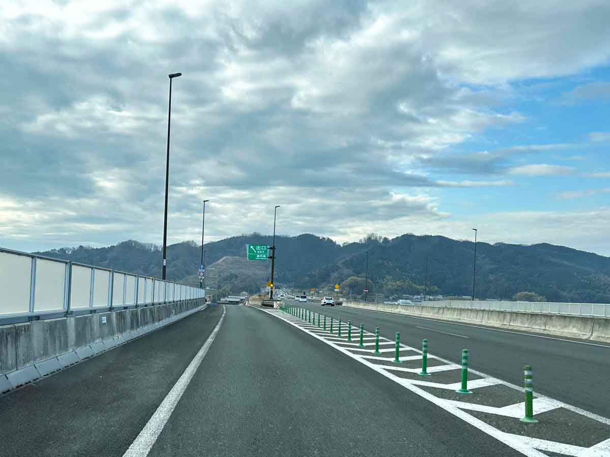 御所南出口の標示