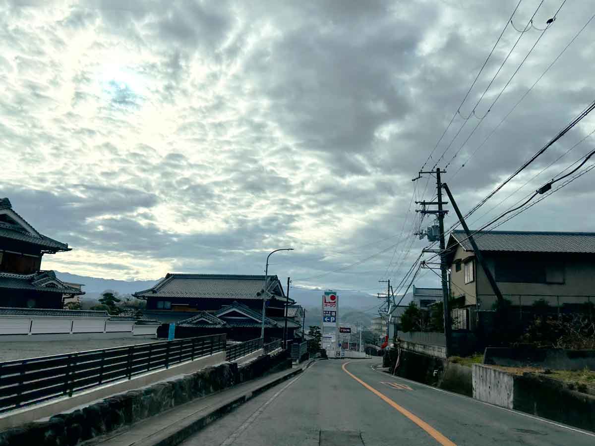 遠くにオークワの看板が見えてきます