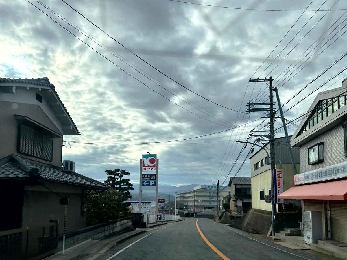 大きい看板と駐車場のPが目立ちます