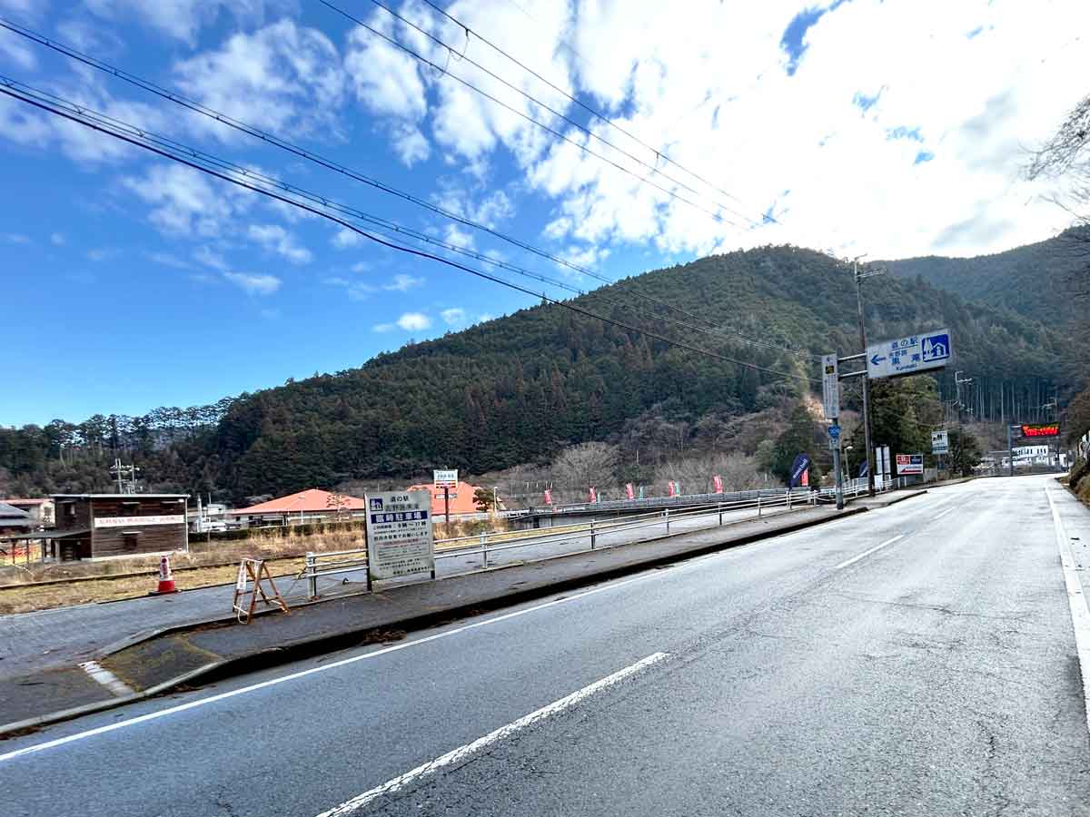 左に赤い屋根が見えます