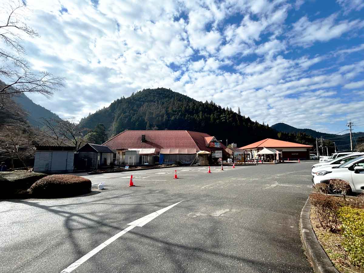 建物の裏には、清流が流れ、芝生の広場があります
