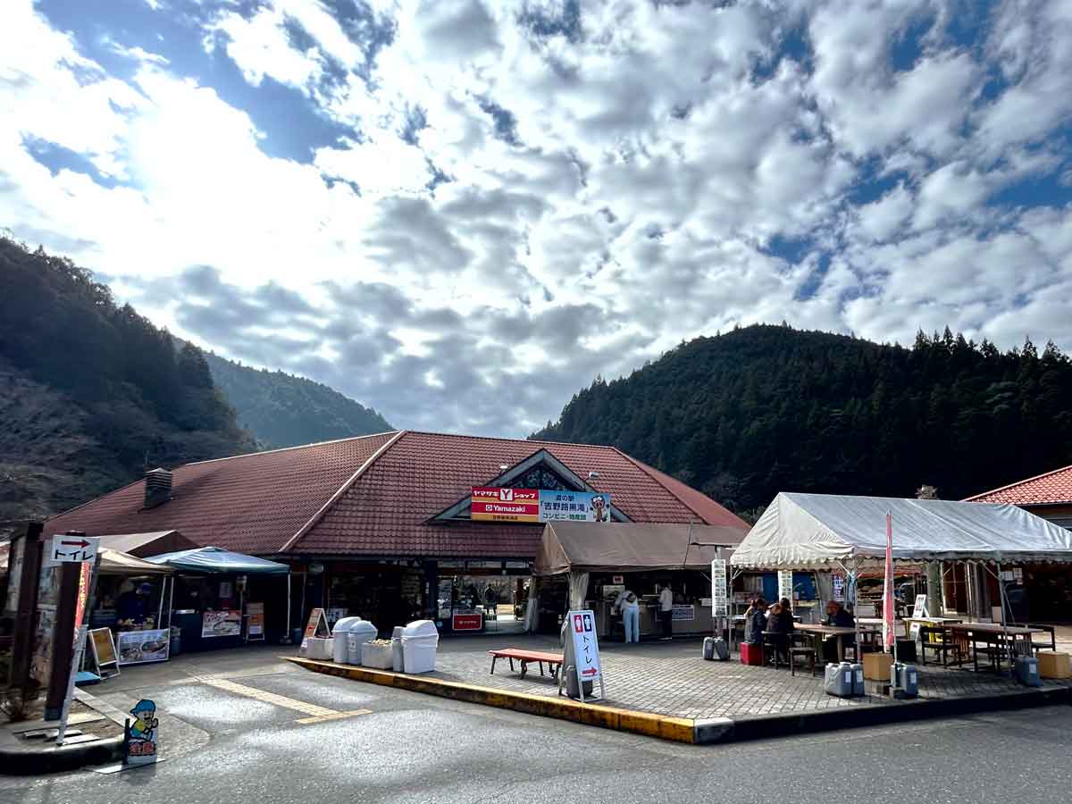 村唯一のコンビニがあります
