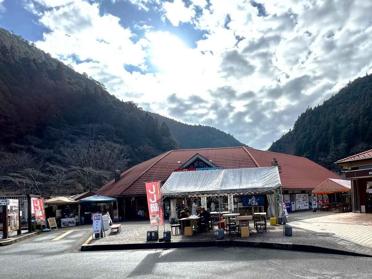 戸外での、鮎の塩焼き、屋台のスナックが楽しい