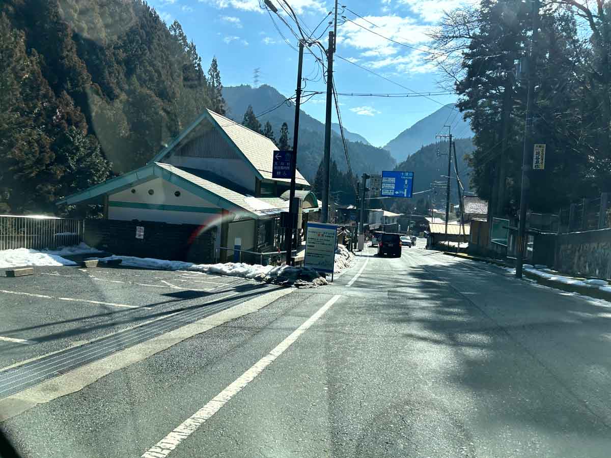2月の中旬の朝10時頃、雪が除去され、走りやすい道路