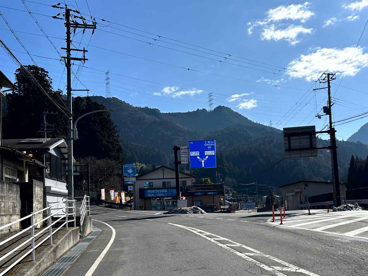洞川温泉へ、山間の県道21号線へと進みます